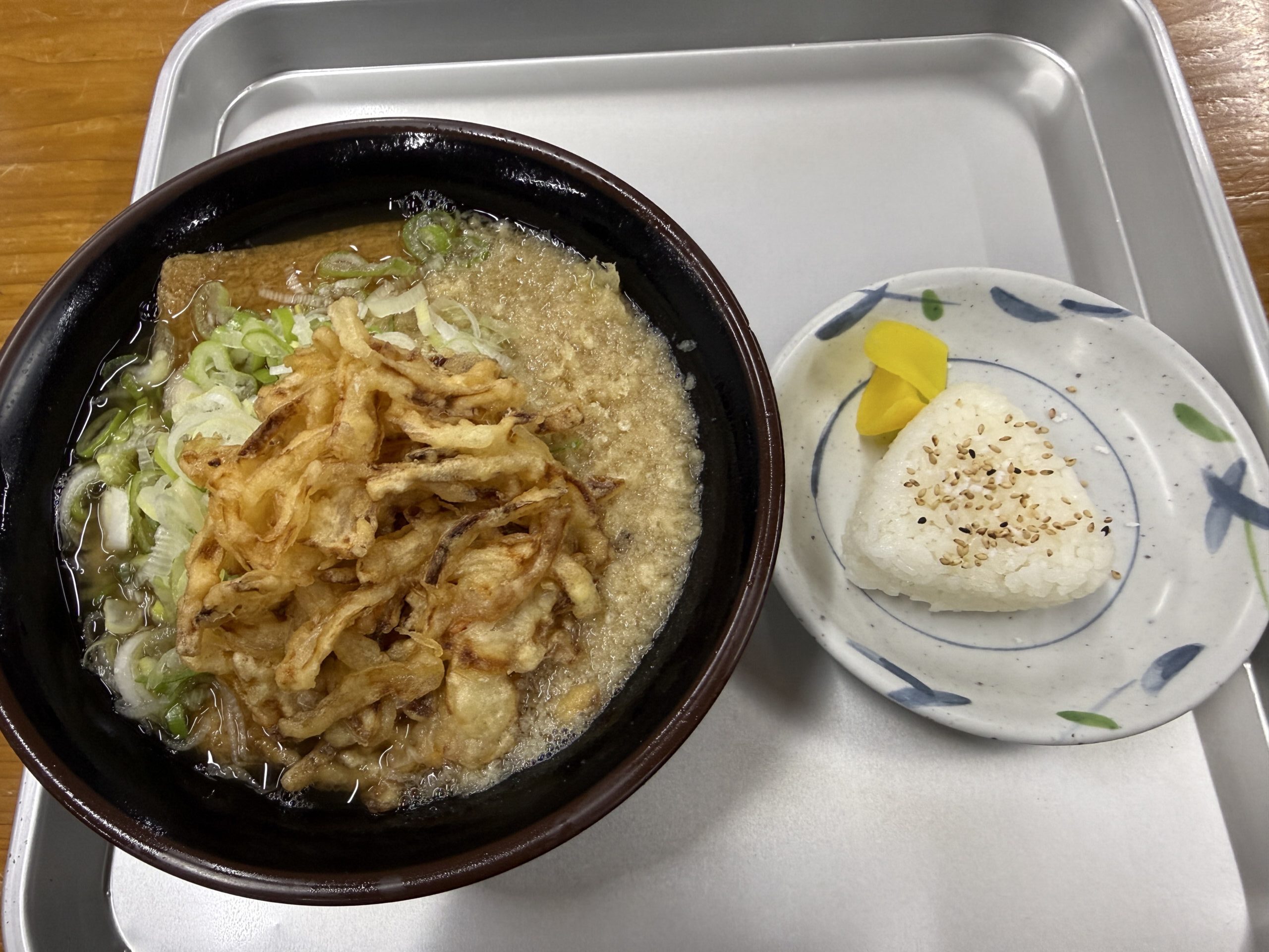 かき揚げがのったうどんと、おにぎり